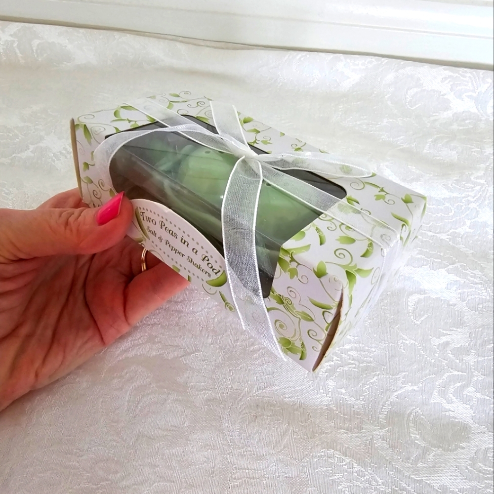 Two Peas in a Pod Salt and Pepper Shakers- New in Box! - Picture 5 of 6